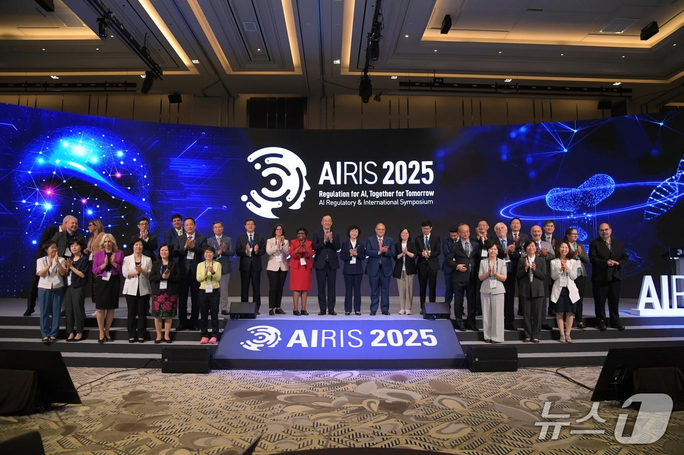 오유경 식품의약품안전처장이 지난 10일 인천 중구 인스파이어 호텔에서 열린 &#39;AIRIS 2025&#39; 개회식에 참석해 주요 참석자들과 함께 기념 촬영을 하고 있다.&#40;식품의약품안전처 제공&#41;
