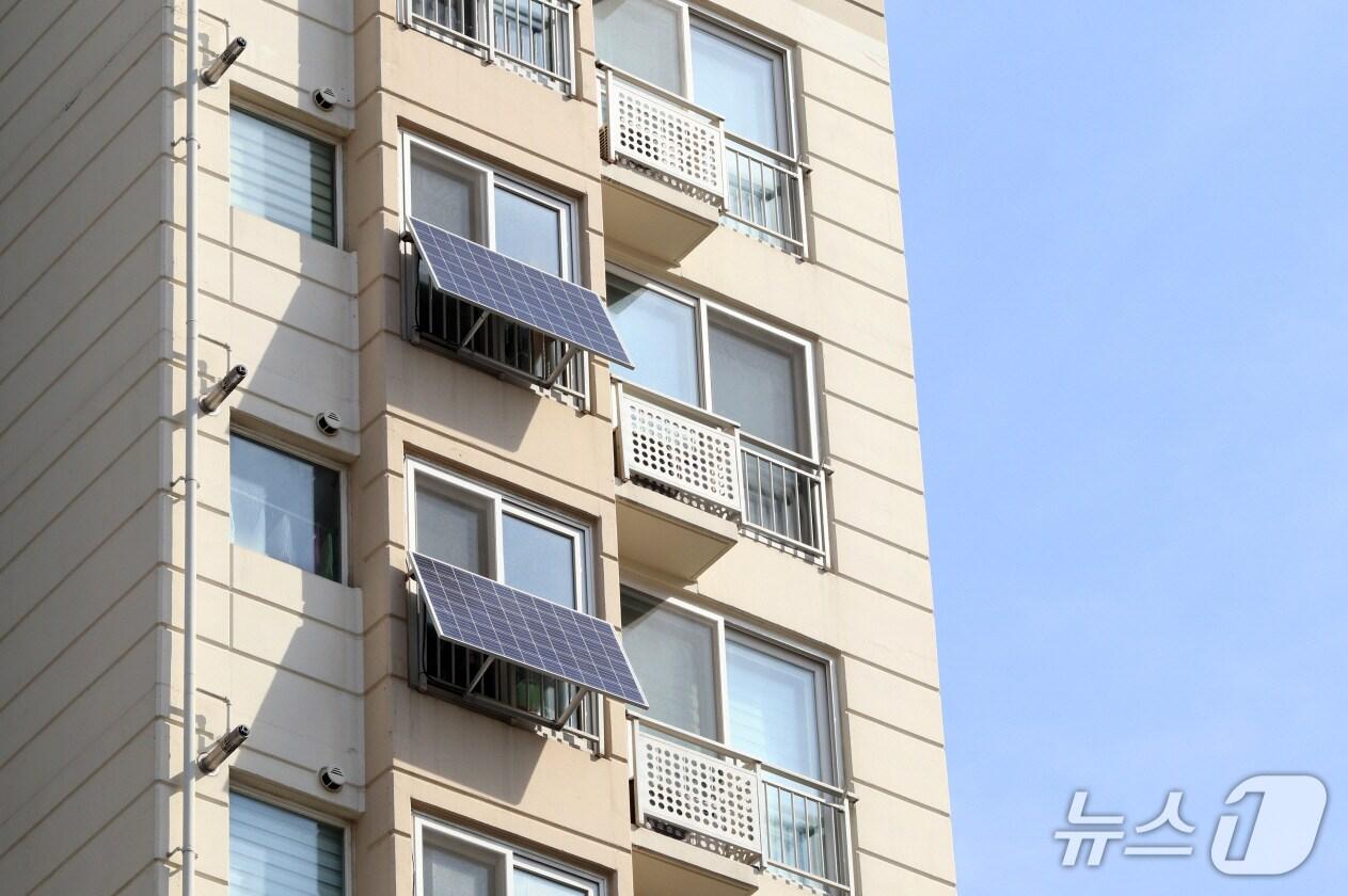 본문 이미지 - 경북 포항시가 공동주택에 미니 태양광 보급 시범 사업을 시행한다. &#40;포항시 제공, 재판매 및 DB금지&#41; 2025.9.18/뉴스1
