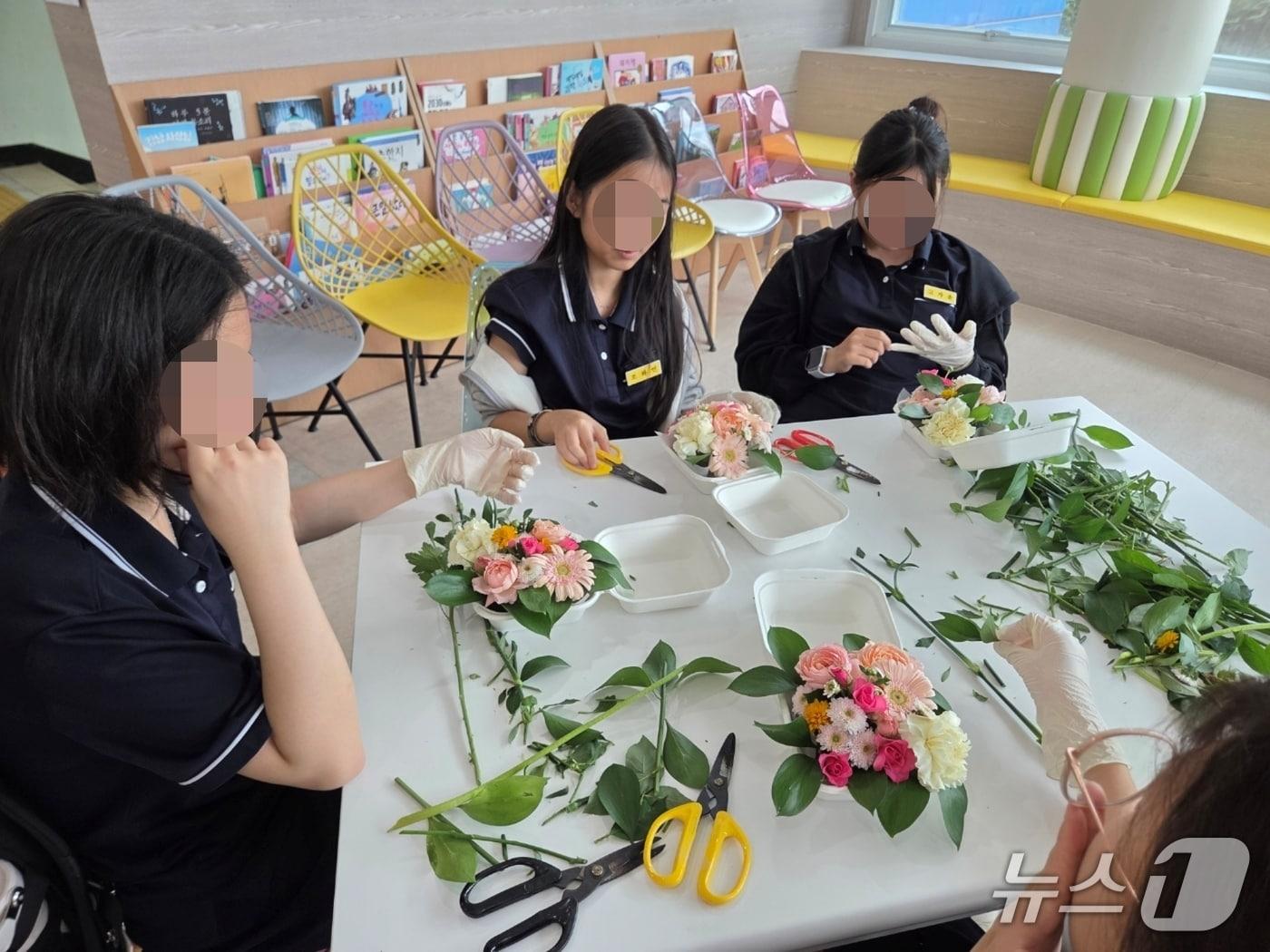 본문 이미지 - 충북 증평군청소년수련관은 지역 중학생을 대상으로 '진로 직업 탐색 프로그램'을 진행 중이다.(증평군 제공, 재판매 및 DB금지)/뉴스1