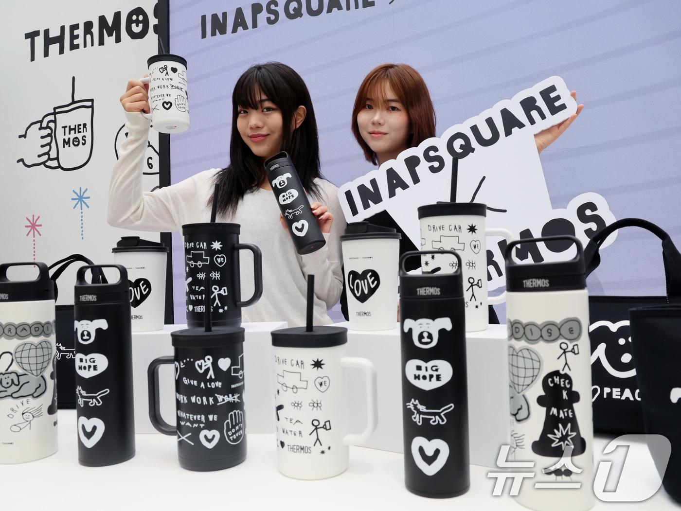 본문 이미지 - 지난 9월 서울 성동구 성수동 써모스 팝업스토어에서 모델들이 &#39;써모스X이나피스퀘어&#39; 신제품을 소개하고 있다. 2025.9.18/뉴스1 ⓒ News1 황기선 기자