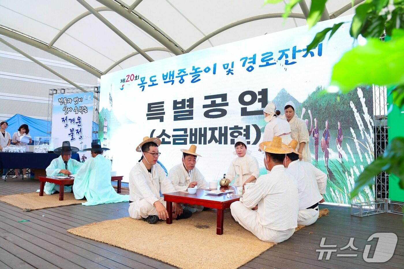 충북 괴산군 불정면서 열리는 목도 뱅중놀이 소금배 재현 행사 모습.&#40;괴산군 제공, 재판매 및 DB금지&#41;/뉴스1