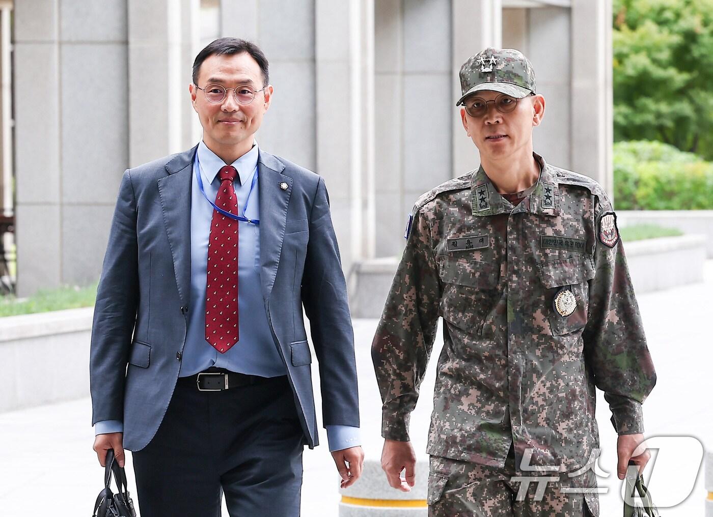 본문 이미지 - 김용대 전 드론작전사령관이 18일 서울 서초구 서울고등검찰청에 마련된 내란 특검팀&#40;특별검사 조은석&#41; 사무실에 피의자 조사를 받기 위해 출석하고 있다. 2025.9.18/뉴스1 ⓒ News1 김성진 기자