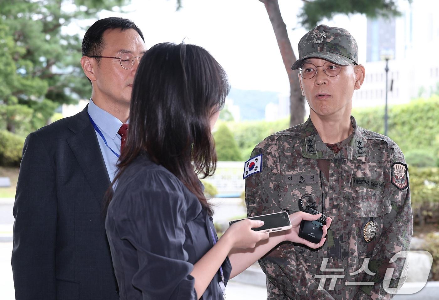 본문 이미지 - 김용대 전 드론작전사령관이 18일 서울 서초구 서울고등검찰청에 마련된 내란 특검팀(특별검사 조은석) 사무실에 피의자 조사를 받기 위해 출석하며 취재진의 질문에 답하고 있다. 2025.9.18 ⓒ 뉴스1 김성진 기자