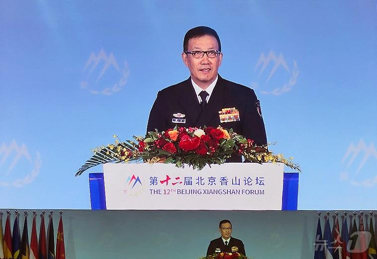 본문 이미지 - 둥쥔 중국 국방부장이 18일 중국 베이징 국제컨벤션센터에서 열린 &#39; 제12회 베이징 샹산포럼에서 기조연설을 하고 있다. 2025.9.18/뉴스1 ⓒ News1 정은지 특파원