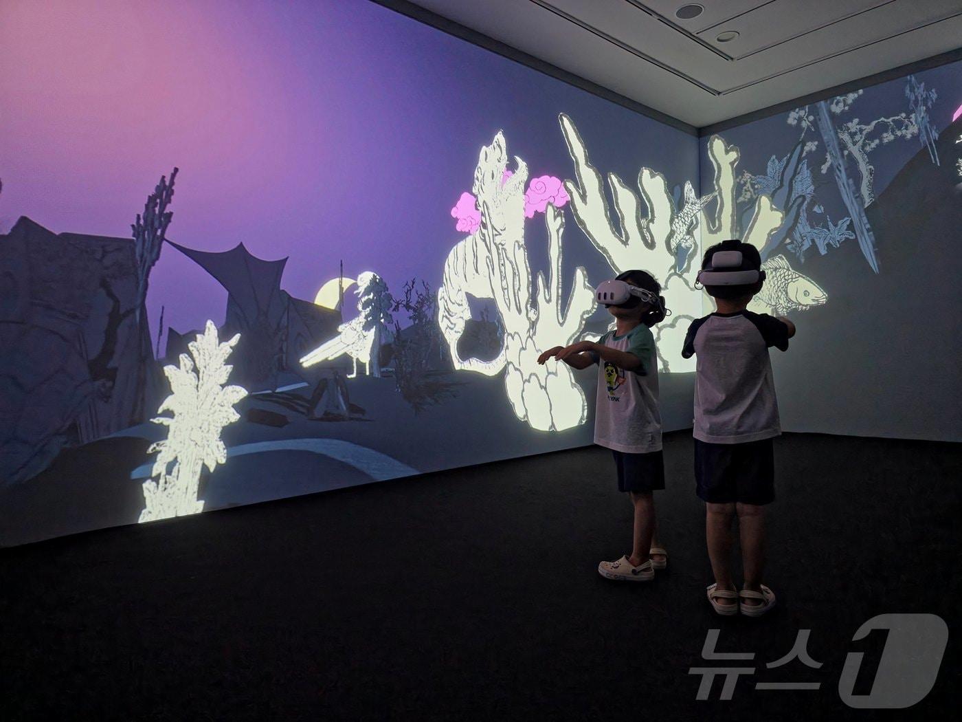 본문 이미지 - 2025 전남국제수묵비엔날레 AR 체험하는 아이들.(전남도 제공. 재판매 및 DB금지) 2025.9.18/뉴스1 