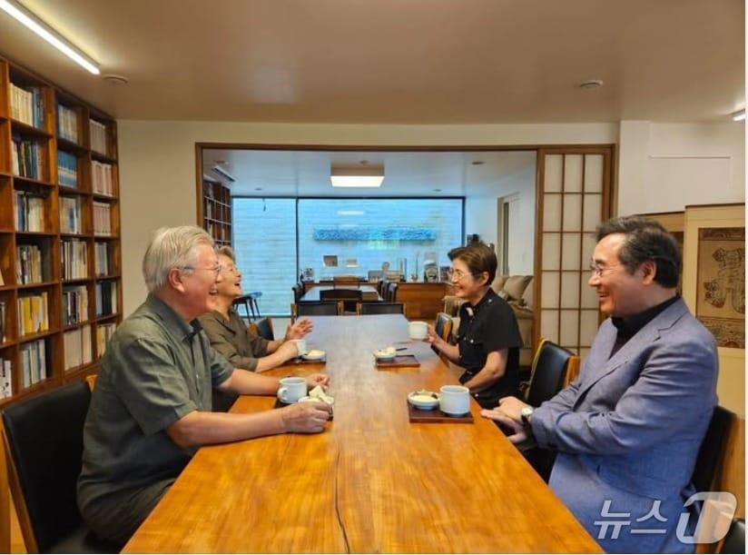 본문 이미지 -  이낙연 전 국무총리 부부가 지난 주 문재인 전 대통령 사저를 찾아 환담을 나누는 모습. &#40;SNS 갈무리&#41; ⓒ 뉴스1