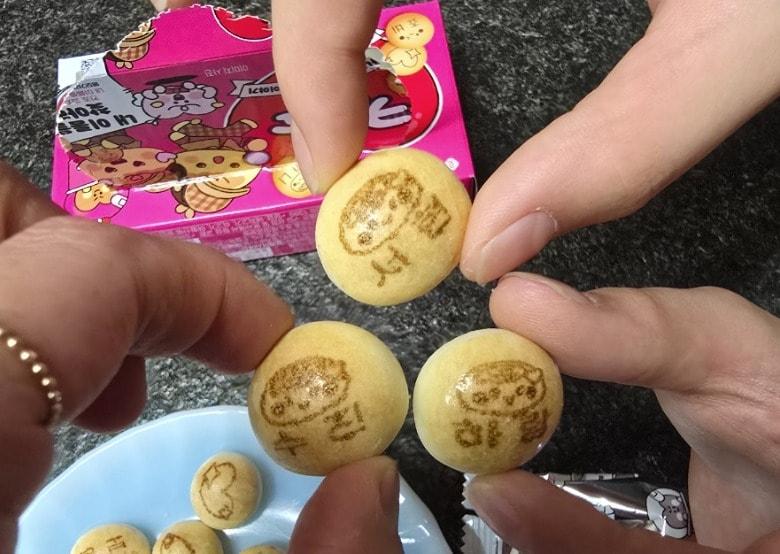 본문 이미지 - 롯데웰푸드의 '내 이름을 찾아라' 이벤트가 챌린지 형태로 SNS와 숏폼을 통해 확산하면서 '칸쵸'의 편의점 매출이 폭증하고 있다.(네이버 블로그 갈무리)