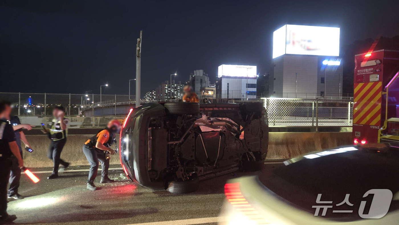 17일 오후 부산 남해고속도로 교통사고 현장.(부산경찰청 제공. 재판매 및 DB 금지)