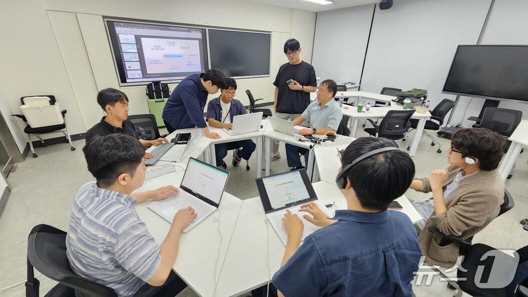 본문 이미지 - 장애인 교원지원단 교사들이 연수를 받고 있다. &#40;서울시교육청 제공&#41;