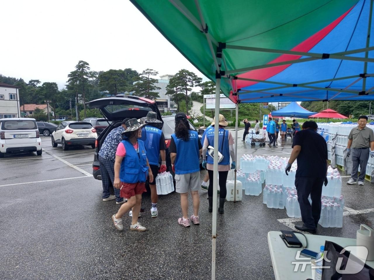 본문 이미지 - 강릉시, 가뭄 대응 장애인 등 취약계층 생수 배부.&#40;강릉시 제공, 재판매 및 DB 금지&#41; 2025.9.18/뉴스1