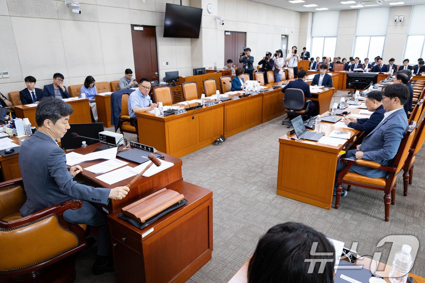 윤건영 국회 행정안전위원회 법안심사제1소위원장이 18일 서울 여의도 국회에서 열린 제429회 국회&#40;정기회&#41; 행정안전위원회 제1차 법안심사제1소위원회에서 의사봉을 두드리고 있다.. 2025.9.18/뉴스1 ⓒ News1 유승관 기자