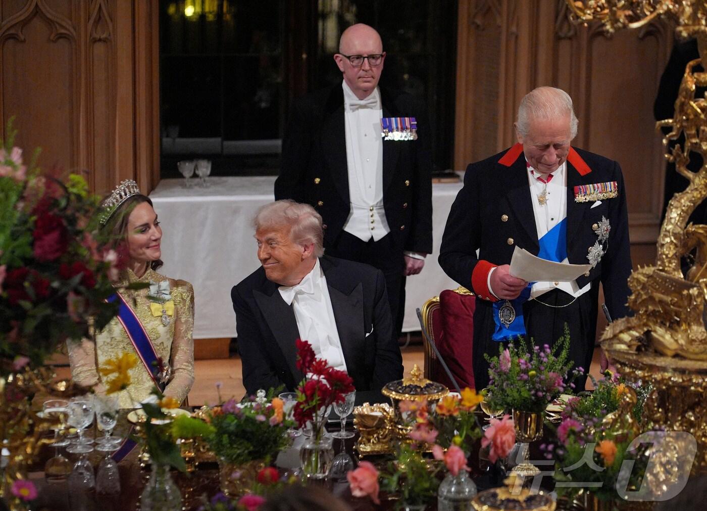 본문 이미지 - 영국을 국빈 방문중인 도널드 트럼프 미국 대통령이 17일&#40;현지시간&#41; 윈저성 만찬에 참석했다. ⓒ 로이터=뉴스1 ⓒ News1 이민서 기자