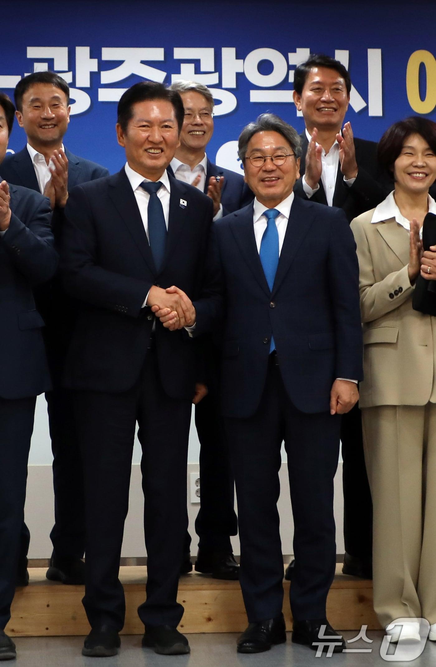 본문 이미지 - 정청래 더불어민주당 당 대표가 18일 광주광역시청을 찾아 예산정책협의회에 앞서 강기정 광주시장과 손을 맞잡고 기념촬영하고 있다. 2025.9.18/뉴스1 ⓒ News1 이수민 기자