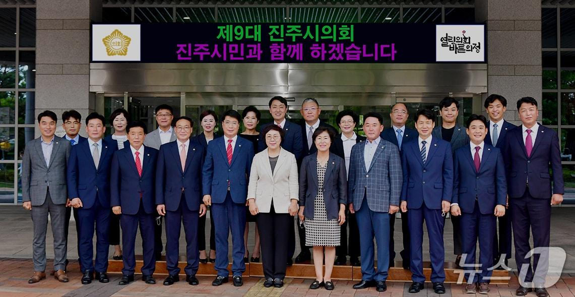 본문 이미지 - 진주시의회 의원들&#40;시의회 제공&#41;.