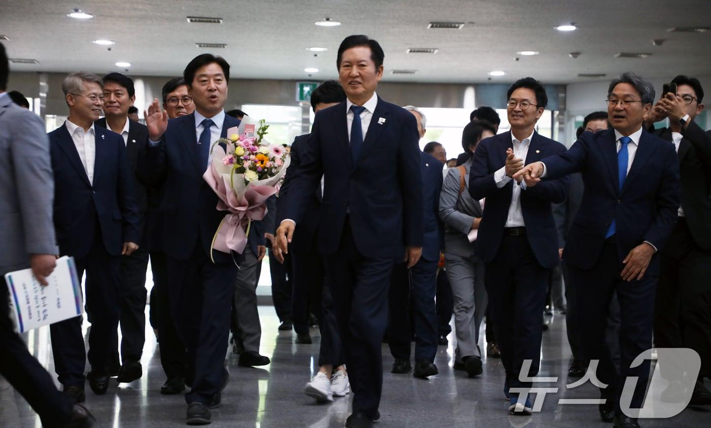 정청래 더불어민주당 당 대표를 비롯한 더불어민주당 지도부가 18일 예산정책협의회를 위해 광주광역시청을 찾은 가운데 시청 공무원들이 이를 환영하고 있다. 2025.9.18/뉴스1 ⓒ News1 이수민 기자