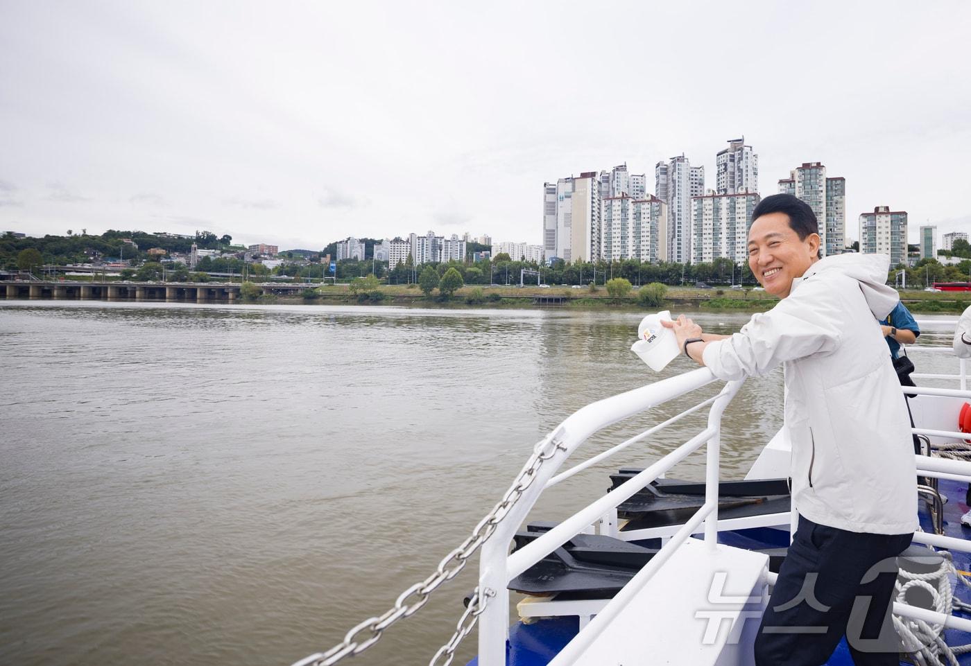 오세훈 서울시장이 18일 오전 서울 여의도 한강시민공원 한강버스 정류장에서 탑승해 한강버스를 타고 한강을 바라보고 있다. &#40;공동취재&#41; 2025.9.18/뉴스1 ⓒ News1 김명섭 기자