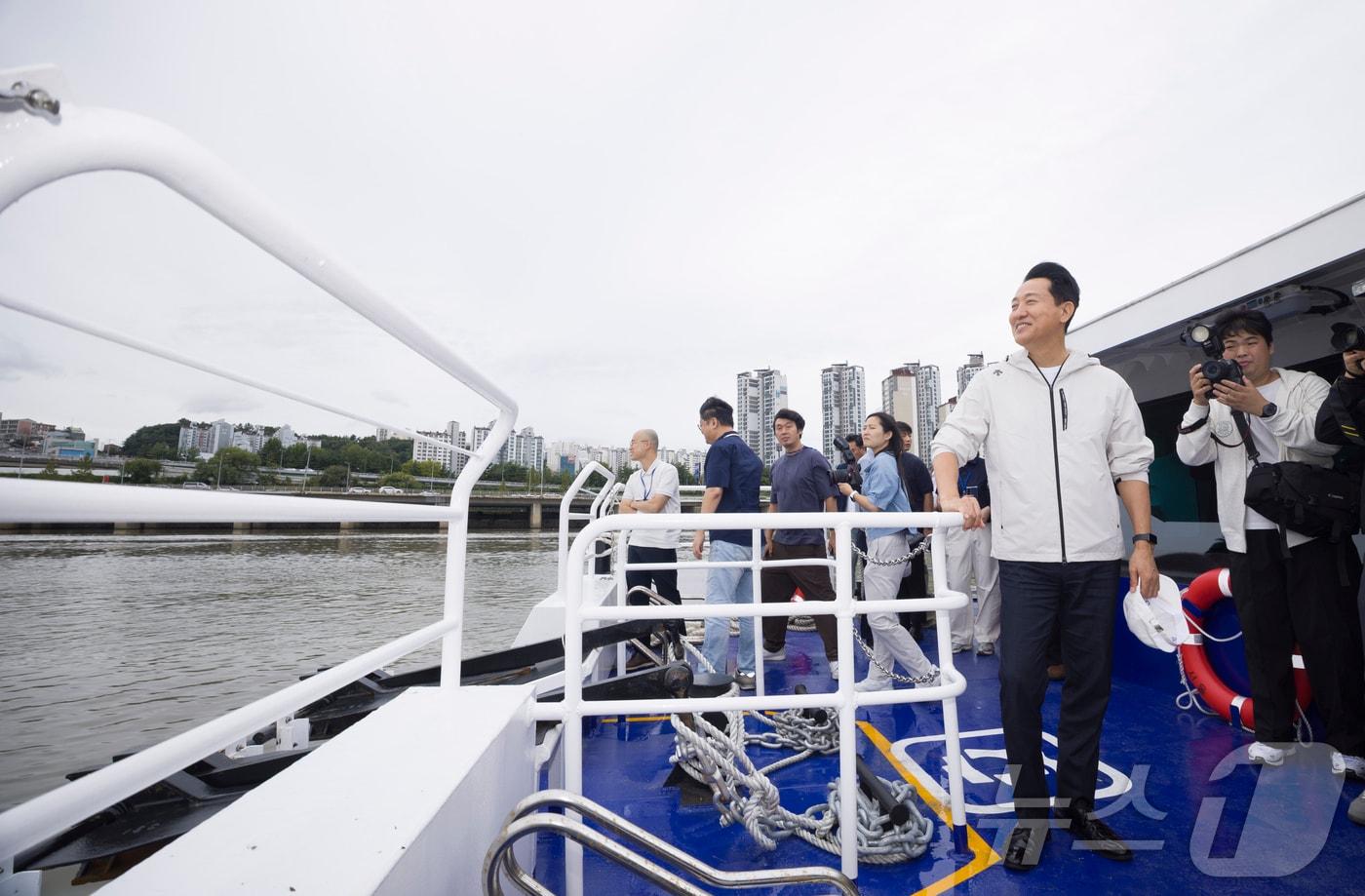 오세훈 서울시장이 18일 오전 서울 여의도 한강시민공원 한강버스 정류장에서 탑승해 한강버스를 타고 한강을 바라보고 있다. (공동취재) 2025.9.18/뉴스1 ⓒ News1 김명섭 기자