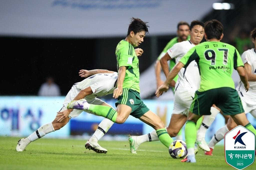 본문 이미지 - K리그1 득점 선두를 달리고 있는 전북 전진우&#40;한국프로축구연맹 제공&#41;