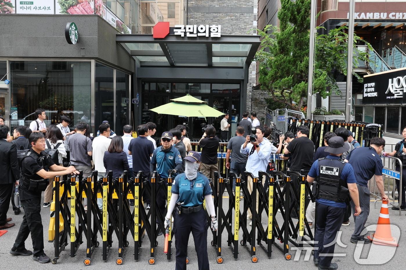 18일 서울 여의도 중앙당사에서 김건희 특검팀의 국민의힘 당원명부 압수수색을 시도하는 가운데 당사가 통제되고 있다. 2025.9.18/뉴스1 ⓒ News1 신웅수 기자