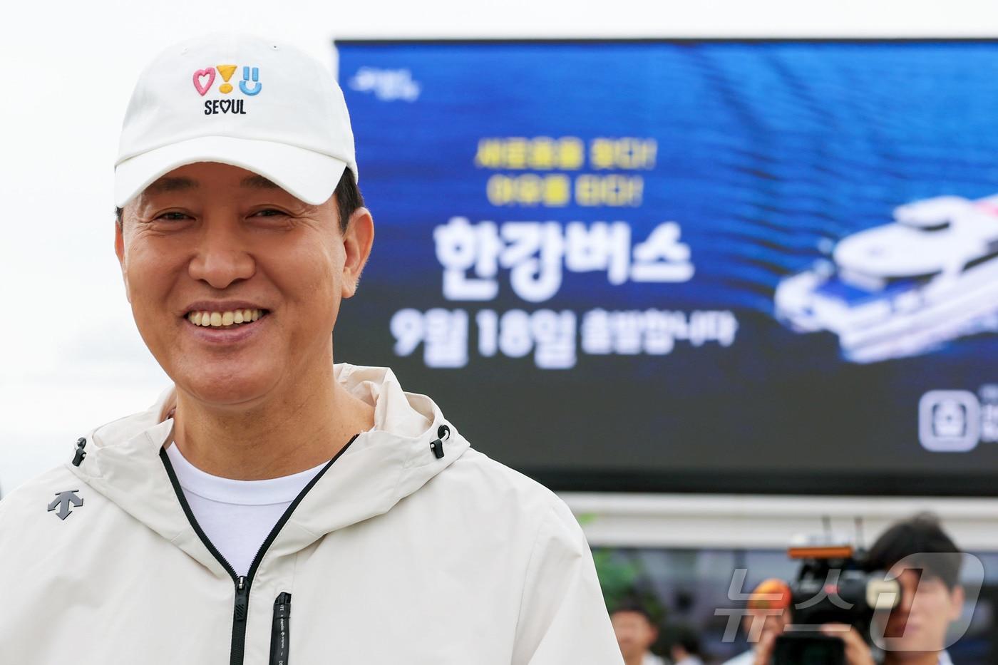 본문 이미지 - 오세훈 서울시장이 18일 서울 영등포구 여의도 선착장에서 열린 한강버스 정식 운항 기념 시승식에 참석하고 있다. (공동취재) 2025.9.18 ⓒ 뉴스1 김명섭 기자
