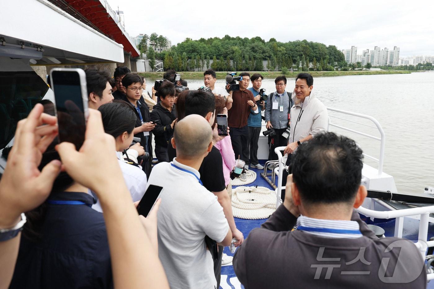 오세훈 서울시장이 18일 서울 영등포구 여의도 선착장에서 광진구 뚝섬 선착장으로 향하는 한강버스 정식 운항 기념 시승식에 참석해 있다. &#40;공동취재&#41; 2025.9.18/뉴스1 ⓒ News1 김명섭 기자