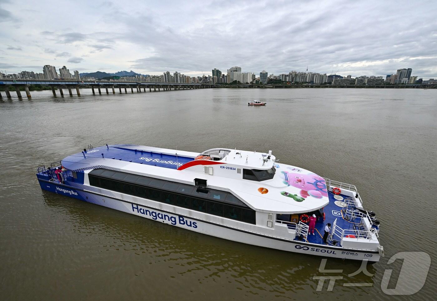 서울 영등포구 여의도 선착장에서 한강버스가 물살을 가르고 있다. &#40;공동취재&#41; 2025.9.18/뉴스1 ⓒ News1 김명섭 기자