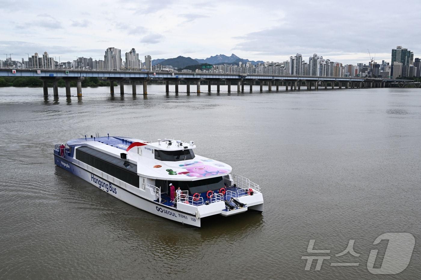 서울 영등포구 여의도 선착장에서 한강버스가 물살을 가르고 있다. (공동취재) 2025.9.18/뉴스1 ⓒ News1 김명섭 기자