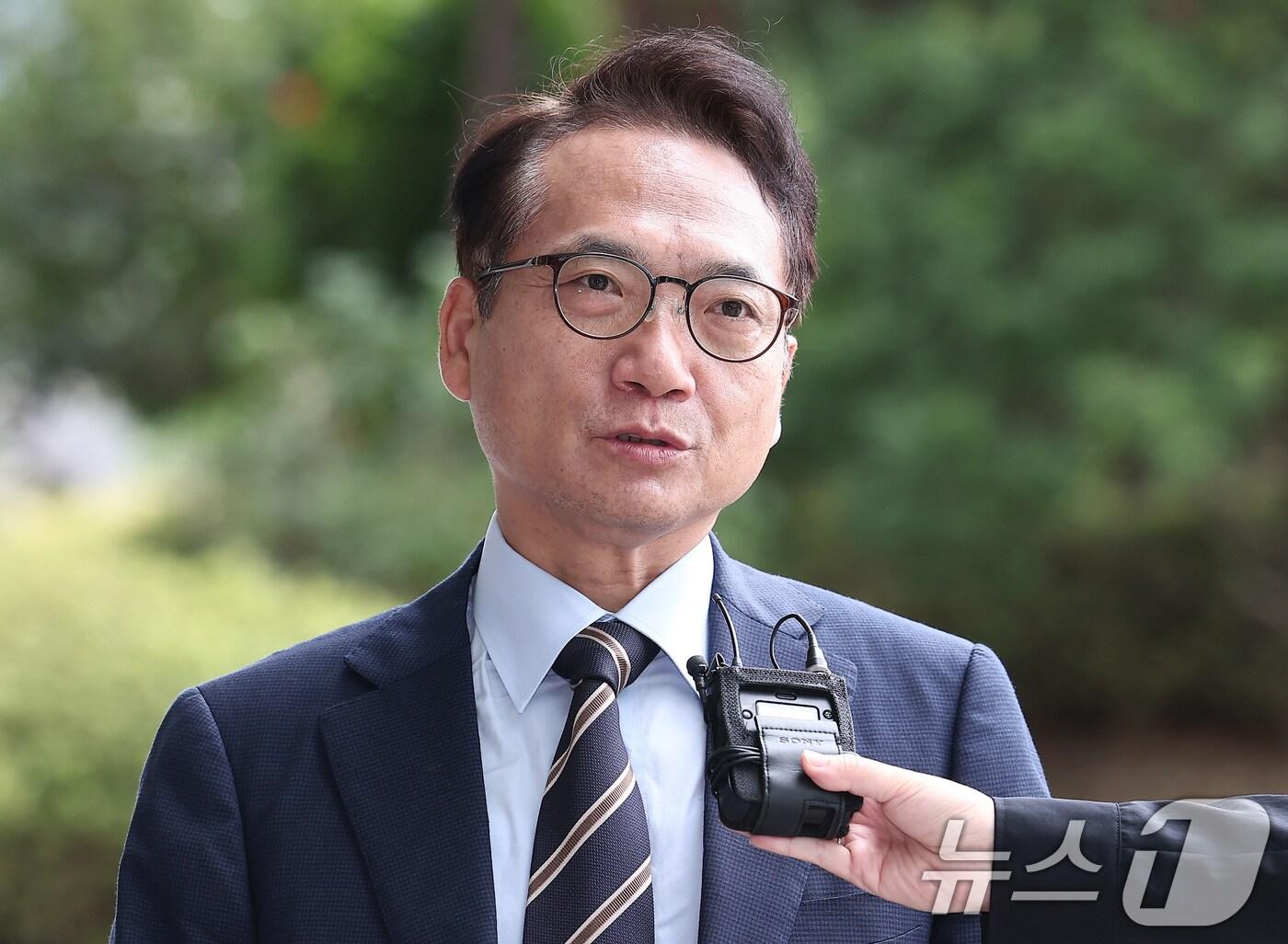 본문 이미지 - 박선원 더불어민주당 의원이 18일 서울 서초구 서울고등검찰청에 마련된 내란 특검팀&#40;특별검사 조은석&#41; 사무실에 참고인 신분으로 출석하며 취재진의 질문에 답하고 있다. 2025.9.18/뉴스1 ⓒ News1 김성진 기자