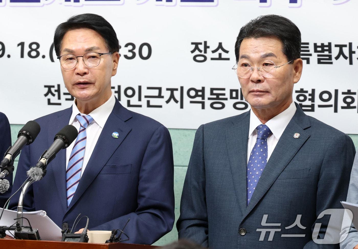 심덕섭 고창군수&#40;왼쪽&#41;와 권익현 부안군수가 18일 전북 전주시 전북특별자치도의회에서 &#39;고준위방사성폐기물 관리 특별법 시행령 입장 발표 및 원전제도 개선 촉구&#39; 기자회견을 하고 있다. 2025.9.18/뉴스1 ⓒ News1 유경석 기자