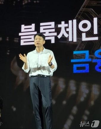 본문 이미지 - 김석환 위메이드 부사장이 18일  서울 중구 앰배서더 서울 풀만 호텔에서 열린 &#39;프로젝트 스테이블 원&#39; 행사에서 발표하고 있다. 2025.9.18.뉴스1/