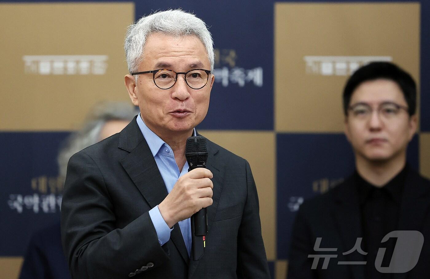 안호상 세종문화회관 사장이 18일 서울 종로구 세종문화회관 아티스트라운지에서 열린 ‘2025 대한민국 국악관현악 축제’ 제작발표회에 참석해 인사말을 하고 있다. 올해로 3회째를 맞이하는 이번 축제는 10월 15일부터 열흘간 개최되며, 전국을 대표하는 국공립 10개 국악관현악단이 참여한다. 2025.9.18/뉴스1 ⓒ News1 김진환 기자