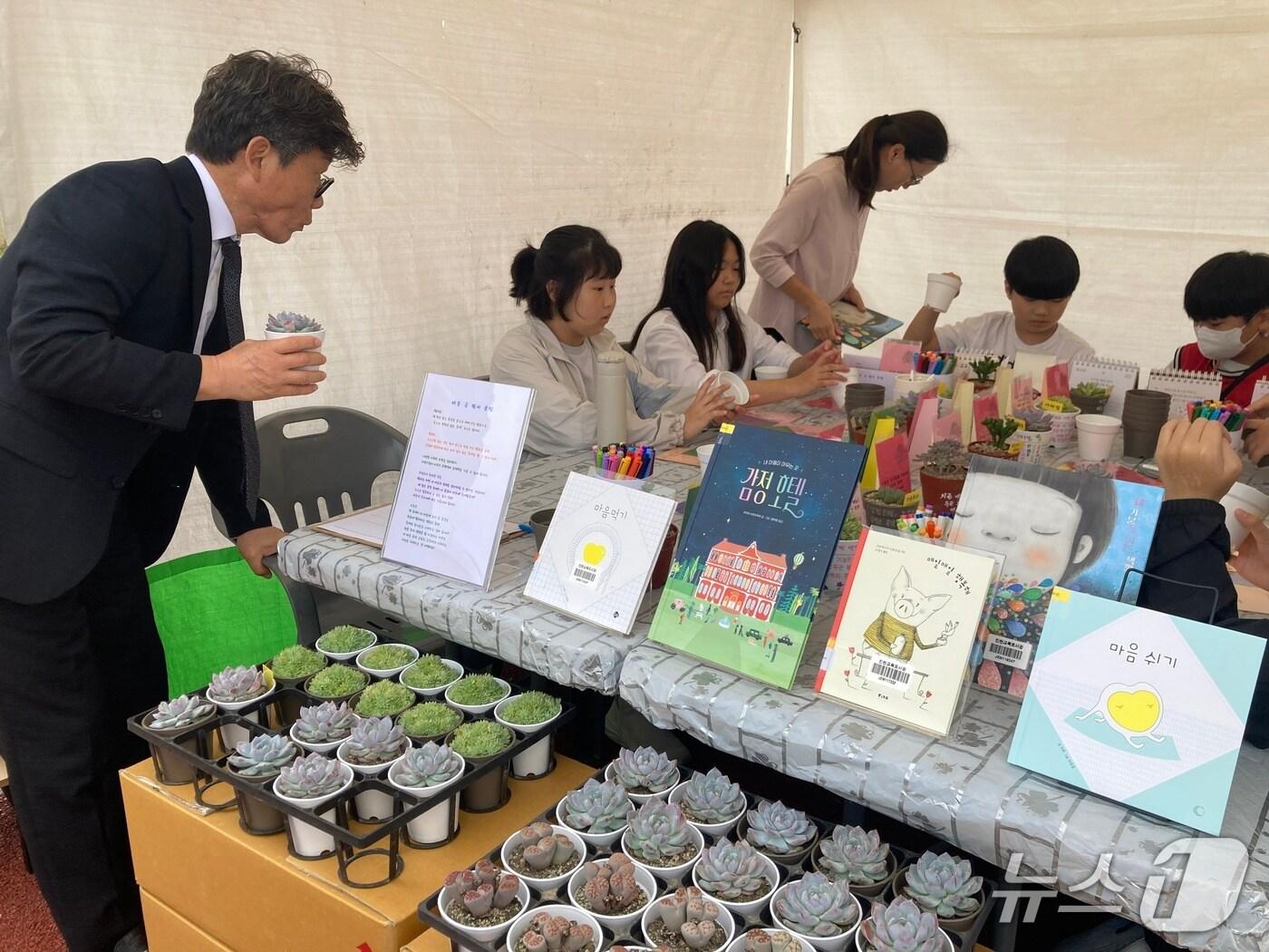 본문 이미지 - 충북 진천교육지원청과 진천교육도서관이 9월 독서의 달을 맞아 진행하는 진천독서축제 모습.&#40;진천교육지원청 제공, 재판매 및 DB금지&#41;/뉴스1
