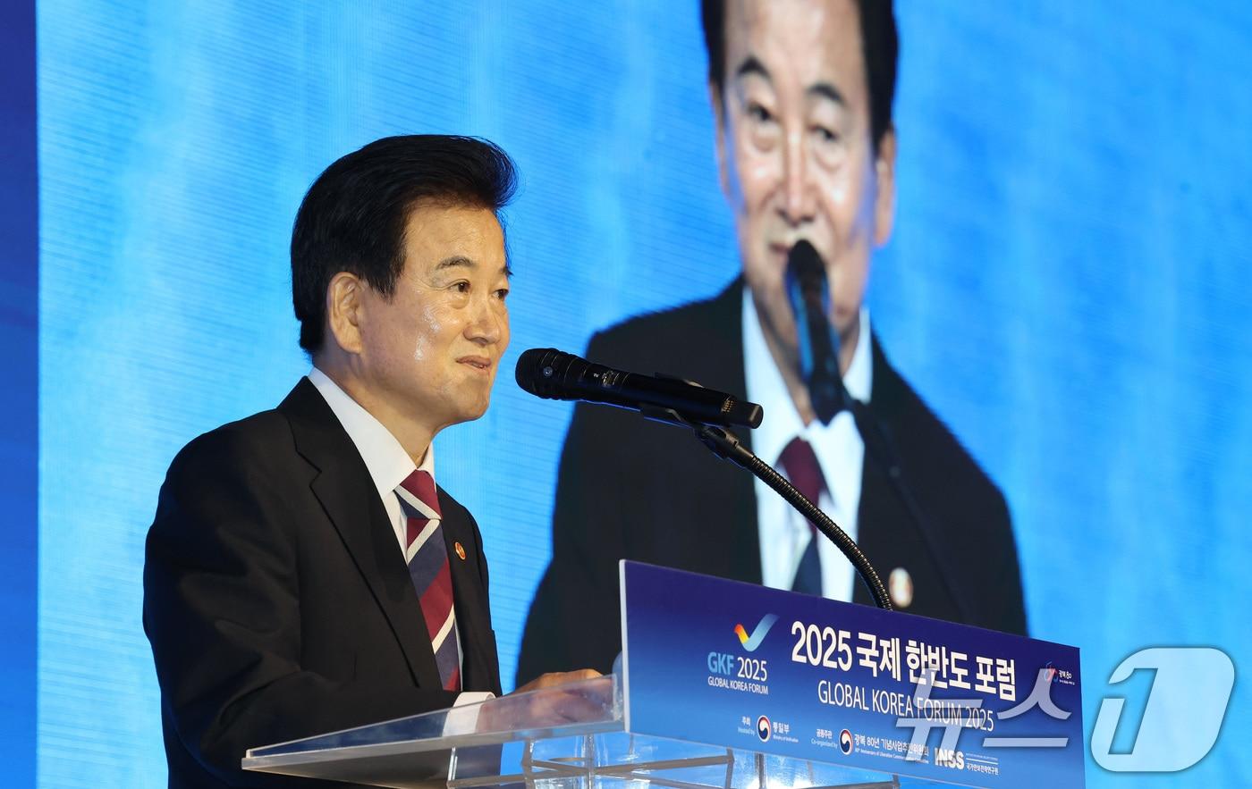 정동영 통일부 장관이 18일 오전 서울 종로구 포시즌스 호텔에서 열린 2025 국제한반도포럼에서 개회사를 하고 있다. ⓒ News1 임세영 기자