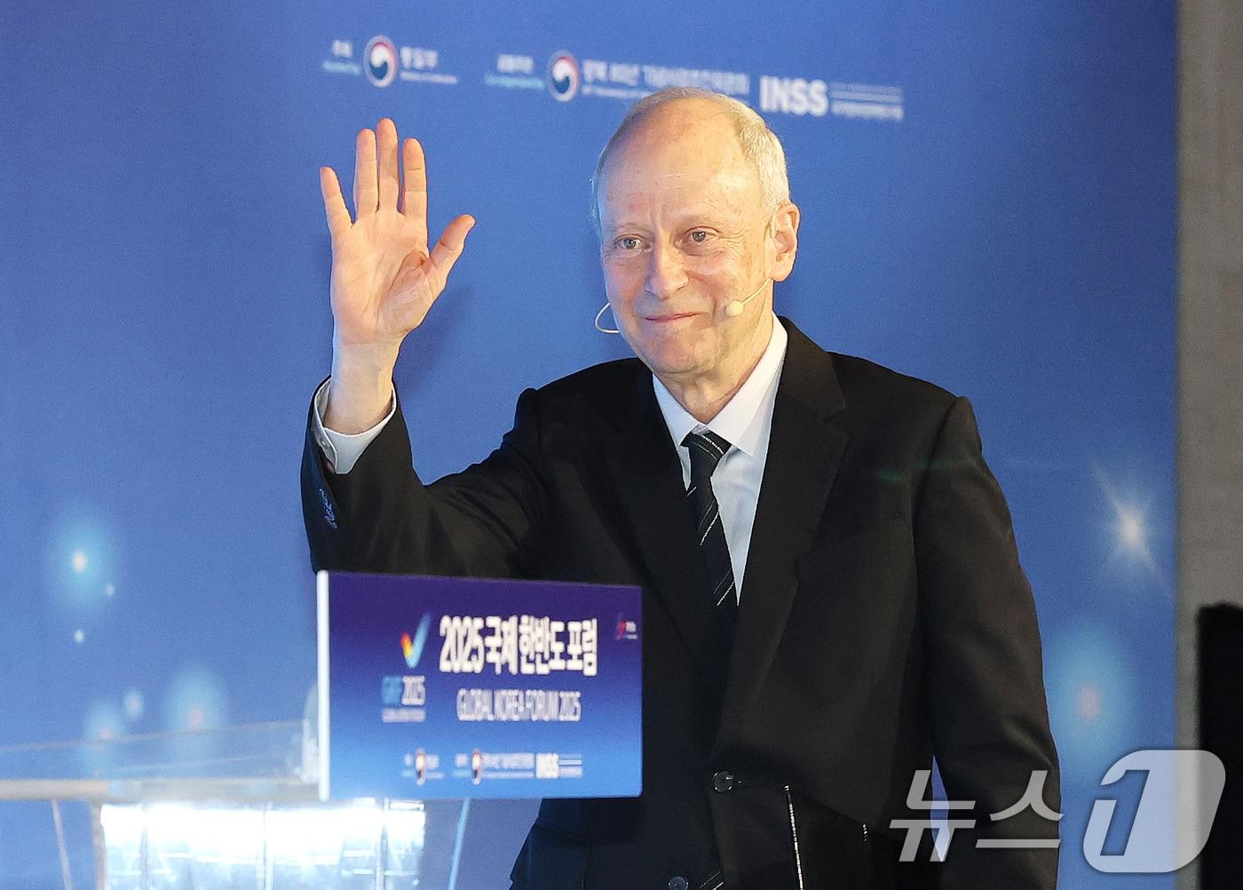 본문 이미지 - 마이클 샌델 미국 하버드대 교수가 18일 오전 서울 종로구 포시즌스 호텔에서 열린 2025 국제한반도포럼에서 강연에 나서고 있다. 2025.9.18/뉴스1 ⓒ News1 임세영 기자