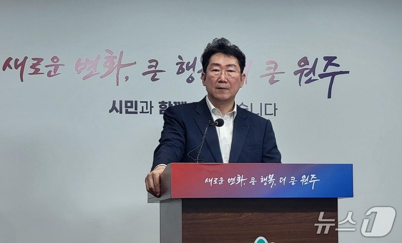 원강수 강원 원주시장이 18일 원주시청 브리핑룸에서 민선 8기 공약인 청소년 꿈이룸 바우처 사업과 관련한 현안브리핑을 하고 있다. 2025.9.18/뉴스1 신관호 기자.