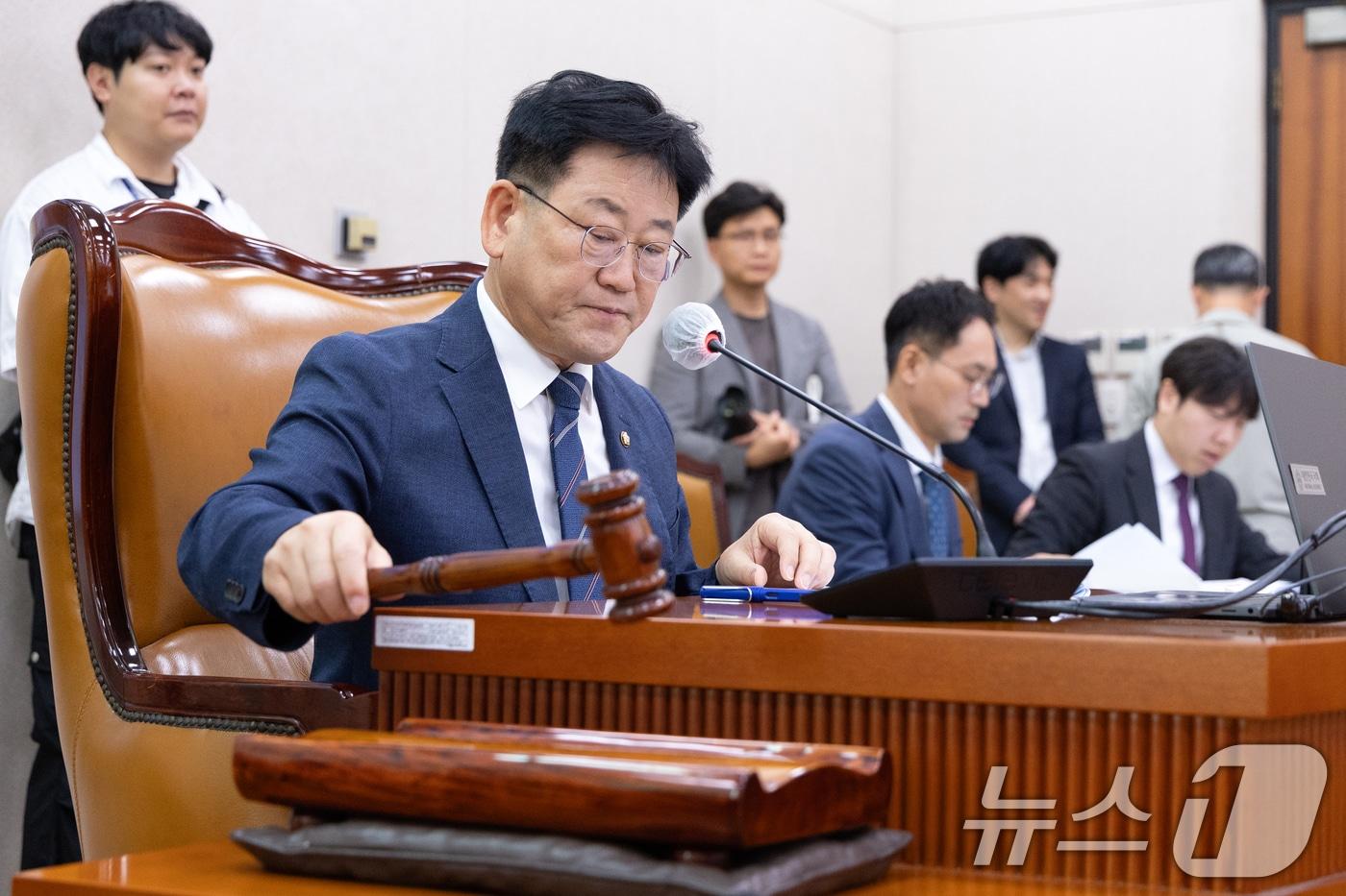 김정호 산불피해지원대책 특별위원장이 18일 서울 여의도 국회에서 열린 제429회 국회&#40;정기회&#41; 제4차 전체회의에서 특별법안을 가결하고 있다. 2025.9.18/뉴스1 ⓒ News1 이승배 기자