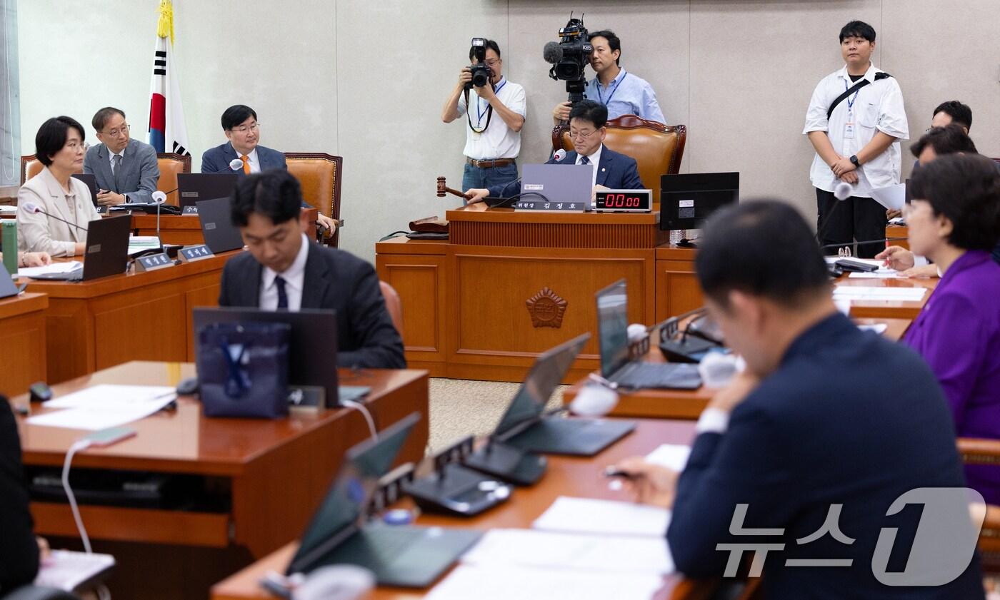 김정호 산불피해지원대책 특별위원장이 18일 서울 여의도 국회에서 열린 제429회 국회(정기회) 제4차 전체회의에서 산불 피해 지원 관련 특별법안을 가결하고 있다. 2025.9.18/뉴스1 ⓒ News1 이승배 기자