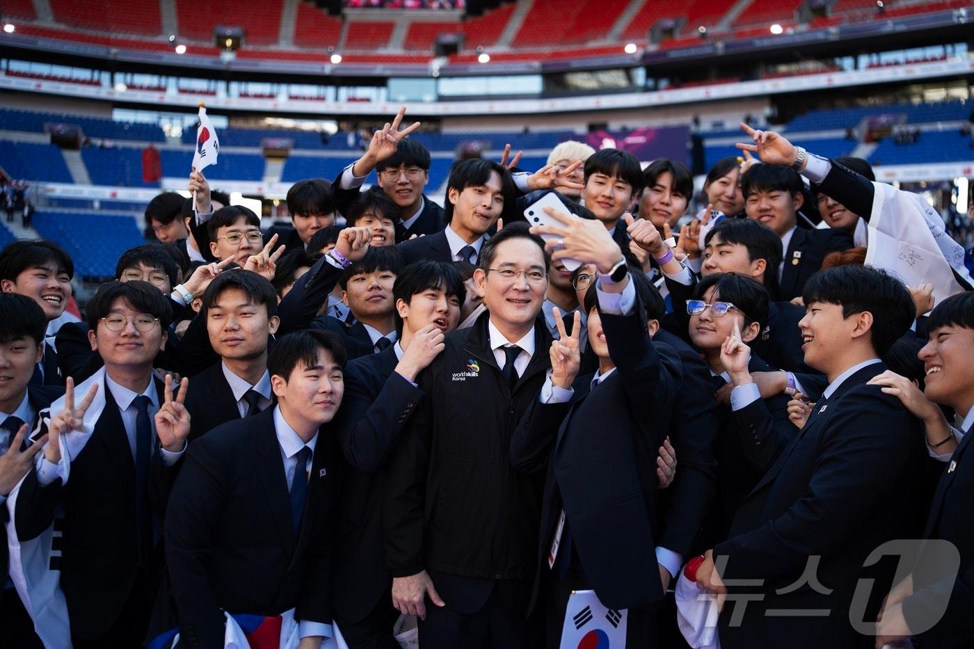 지난 2024년 9월 15일&#40;현지시간&#41; 프랑스 리옹 소재 그루파마스타디움에서 열린 국제기능올림픽 폐회식에 참석한 이재용 삼성전자 회장이 국가대표 선수단과 사진을 촬영하고 있다&#40;삼성 제공&#41;. ⓒ 뉴스1 