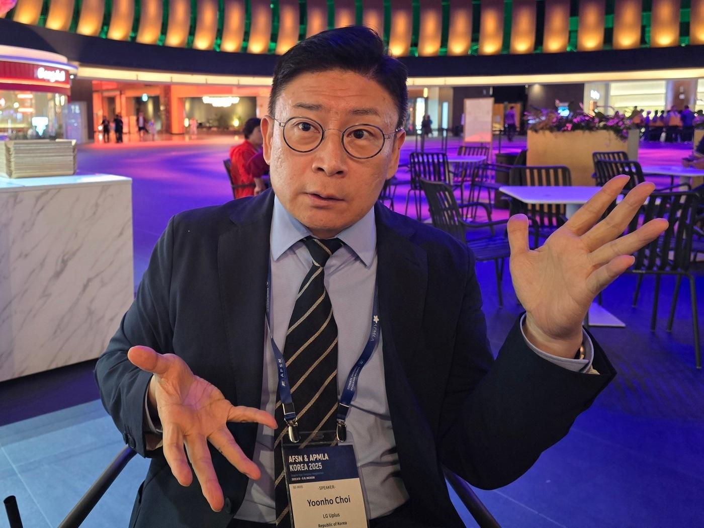 본문 이미지 - 17일 '한-아시아 법과학·법의학 총회'(AFSN & APMLA KOREA 2025)가 열린 인천 인스파이어 호텔에서 최윤호 LG유플러스 AI에이전트추진그룹장(상무)이 취재진과 인터뷰를 진행하고 있다.