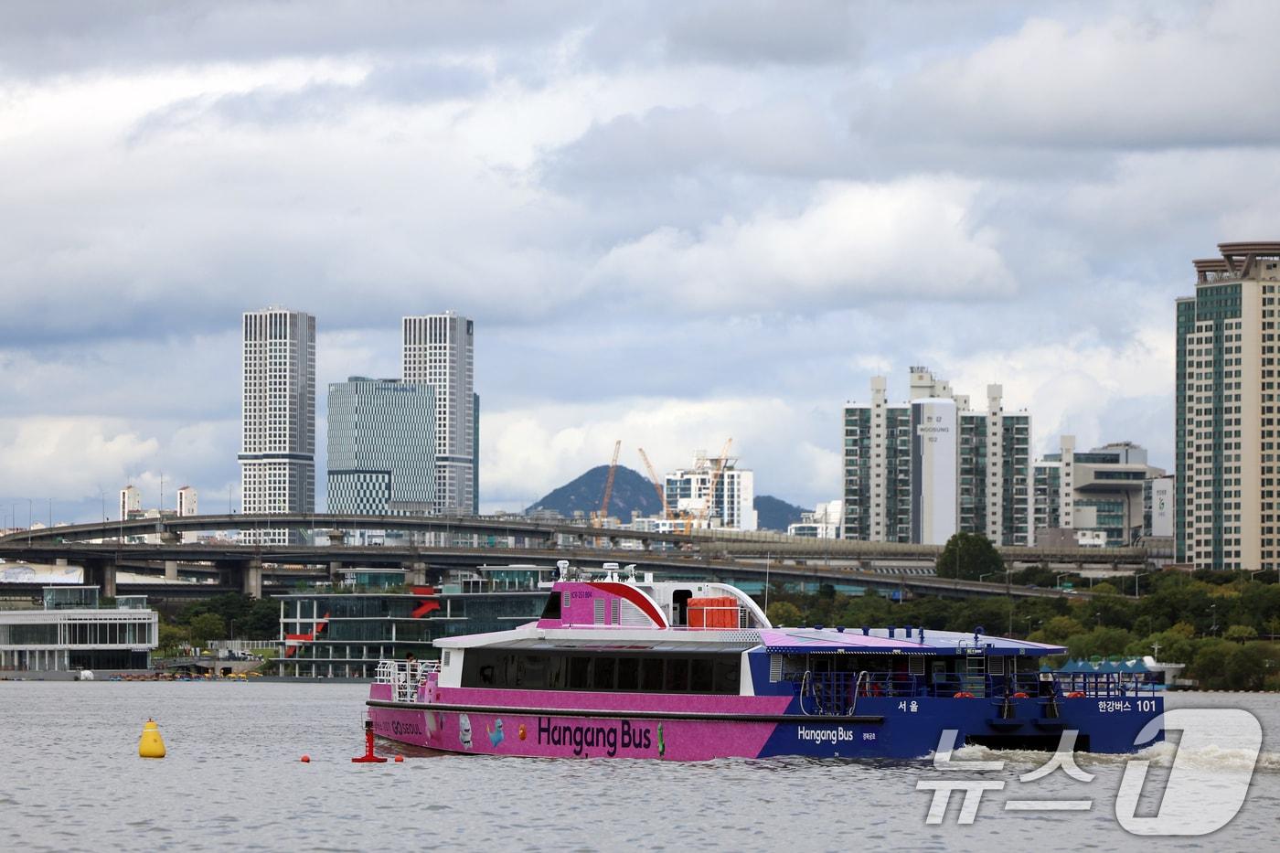 첫 운항 시작한 한강버스가 18일 오전 서울 송파구 한강버스 잠실 선착장에서 뚝섬선착장으로 이동하고 있다.  2025.9.18/뉴스1 ⓒ News1 황기선 기자