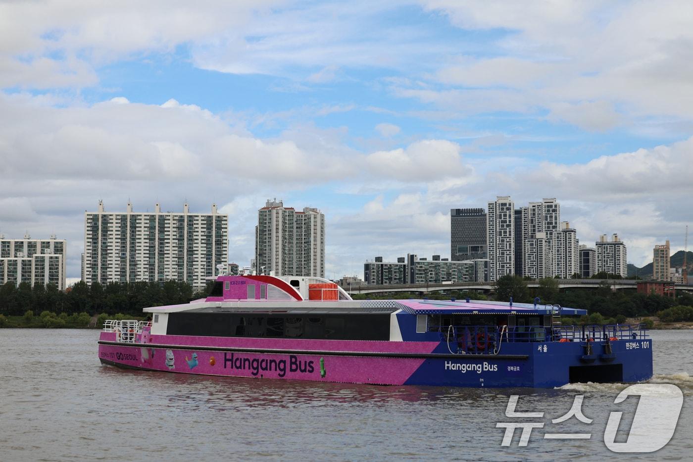 첫 운항 시작한 한강버스가 18일 오전 서울 송파구 한강버스 잠실 선착장에서 뚝섬선착장으로 이동하고 있다. 2025.9.18/뉴스1 ⓒ News1 황기선 기자