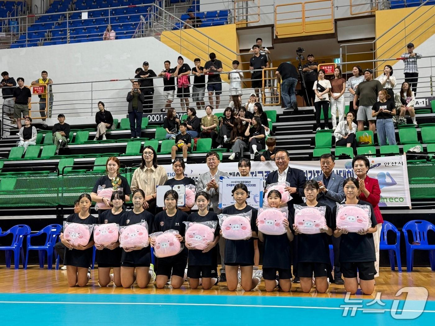 본문 이미지 - 부산 경남여중 배구부가 2025 시즌 전국대회 5관왕을 달성했다. (부산시교육청 제공. 재판매 및 DB 금지)