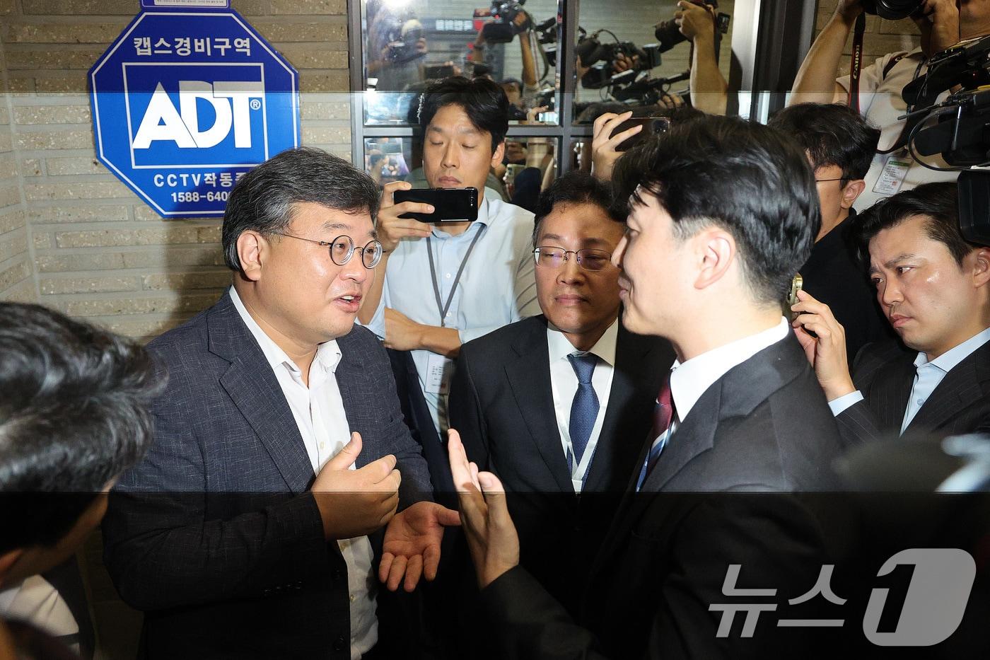 국민의힘 당원명부 압수수색에 나선 김건희특검 수사관들이 18일 서울 여의도 중앙당사에서 국민의힘 변호사와 출입을 두고 언쟁을 벌이고 있다. 2025.9.18/뉴스1 ⓒ News1 신웅수 기자