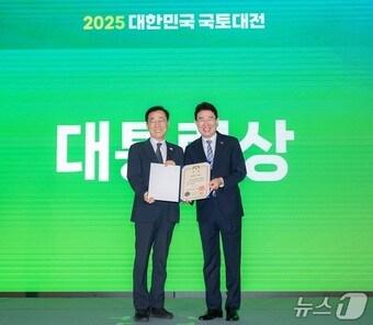 본문 이미지 - 노관규 순천시장&#40;오른쪽&#41;이 대통령상을 수상한 후 김윤덕 국토교통부 장관과 기념사진을 촬영하고있다. &#40;순천시 제공&#41;  