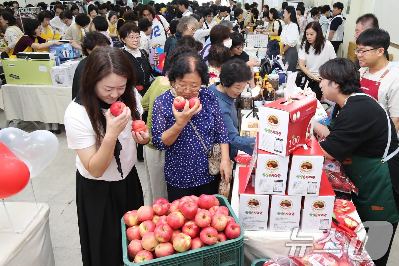 18일 대구 중구 달성동 대한적십자사 대구지사에서 추석 명절을 앞두고 열린 &#39;제45회 대구적십자사 바자&#39;를 찾은 시민들이 상품을 살펴보고 있다. &#40;자료사진&#41;  2025.9.18/뉴스1 ⓒ News1 