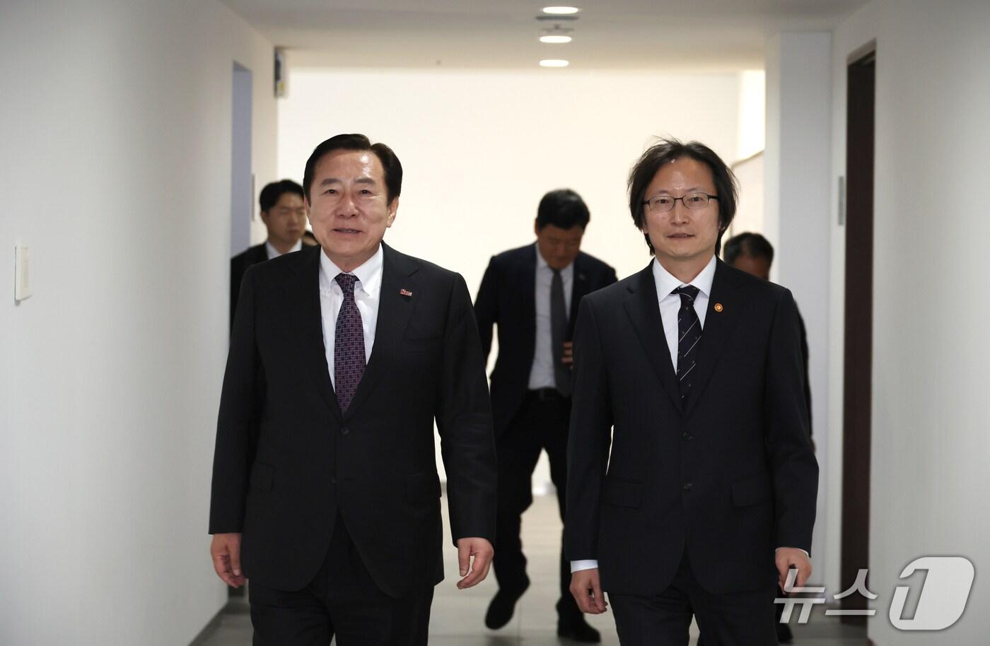 김기문 중소기업중앙회장&#40;왼쪽&#41;과 주병기 공정거래위원장이 18일 서울 여의도 중소기업중앙회에서 열린 간담회에 참석하고 있다. &#40;중소기업중앙회 제공. 재판매 및 DB금지&#41;