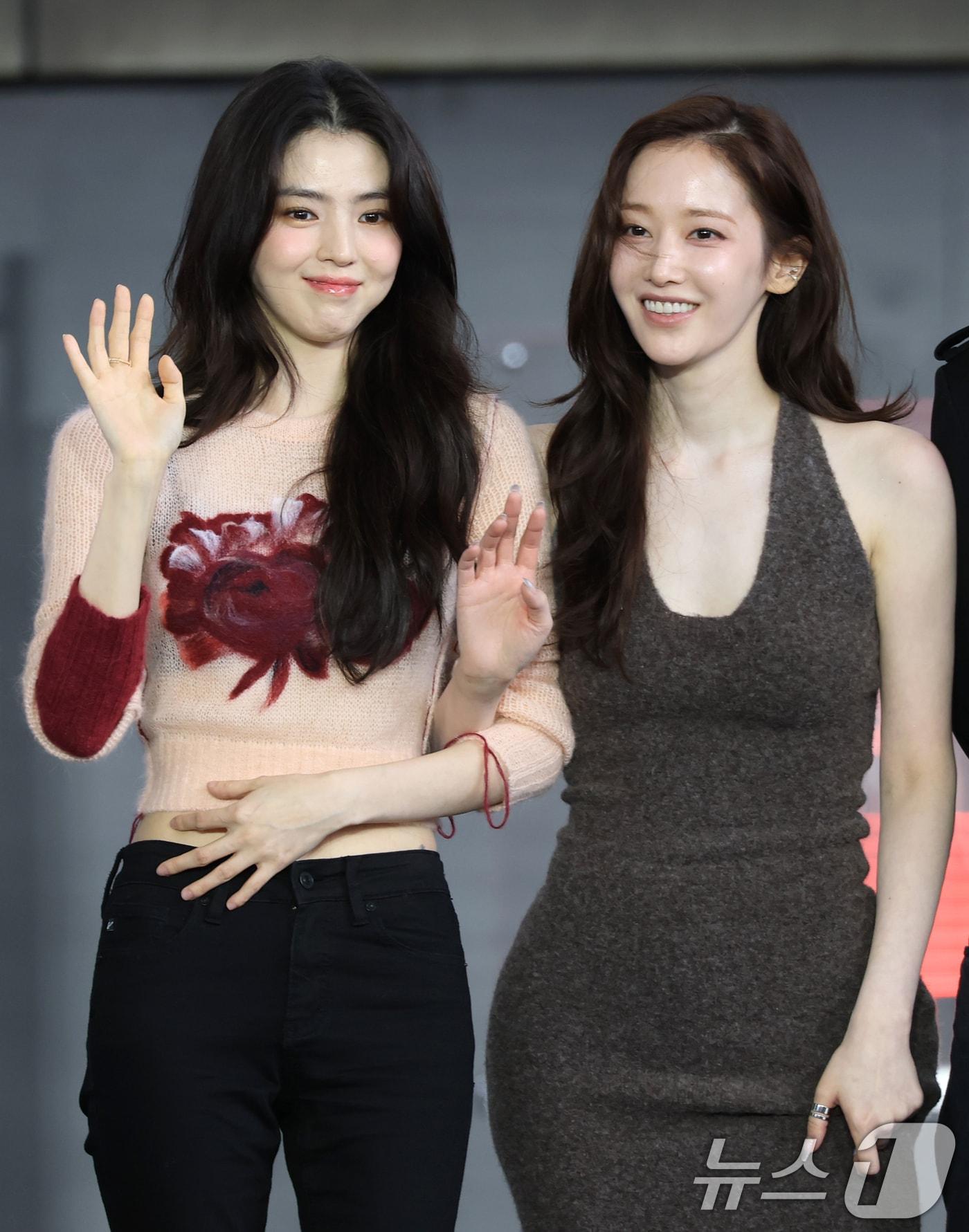 본문 이미지 - 배우 한소희, 전종서(오른쪽)가 18일 오전 서울 부산 해운대구 영화의 전당에서 열린 제30회 부산국제영화제(BIFF) '프로젝트 Y' 오픈 토크에 참석해 인사를 하고 있다. ⓒ News1 권현진 기자