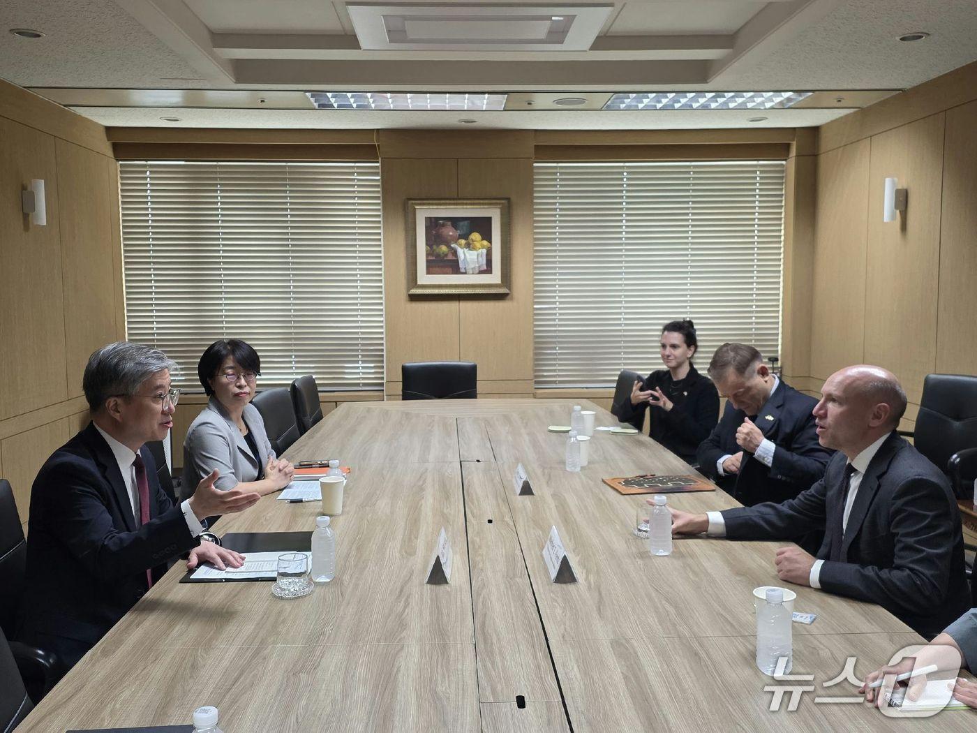 본문 이미지 - 김희상 외교부 경제외교조정관과 만프레드 펜츠 독일 헤센주 국제관계부 장관이 18일 면담을 갖는 모습 (외교부 제공)