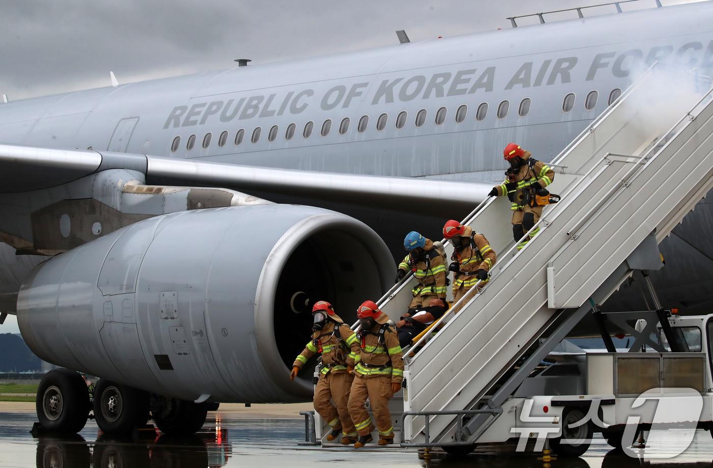 18일 부산 강서구 공군 제5공중기동비행단 주기장에서 APEC 정상회의 대비 민·관·군 합동 항공기 사고대응 훈련이 진행되고 있다.  2025.9.18/뉴스1 ⓒ News1 윤일지 기자