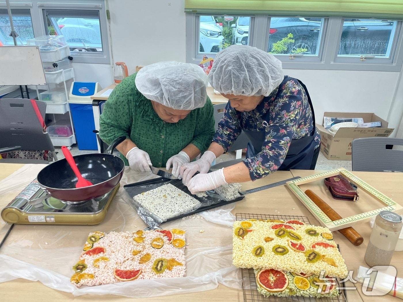 본문 이미지 - 충북 증평군노인복지관은 18일 지역 위기 취약계층 어르신들에게 쌀 강정을 만들어 전달했다.(증평군 제공)/뉴스1